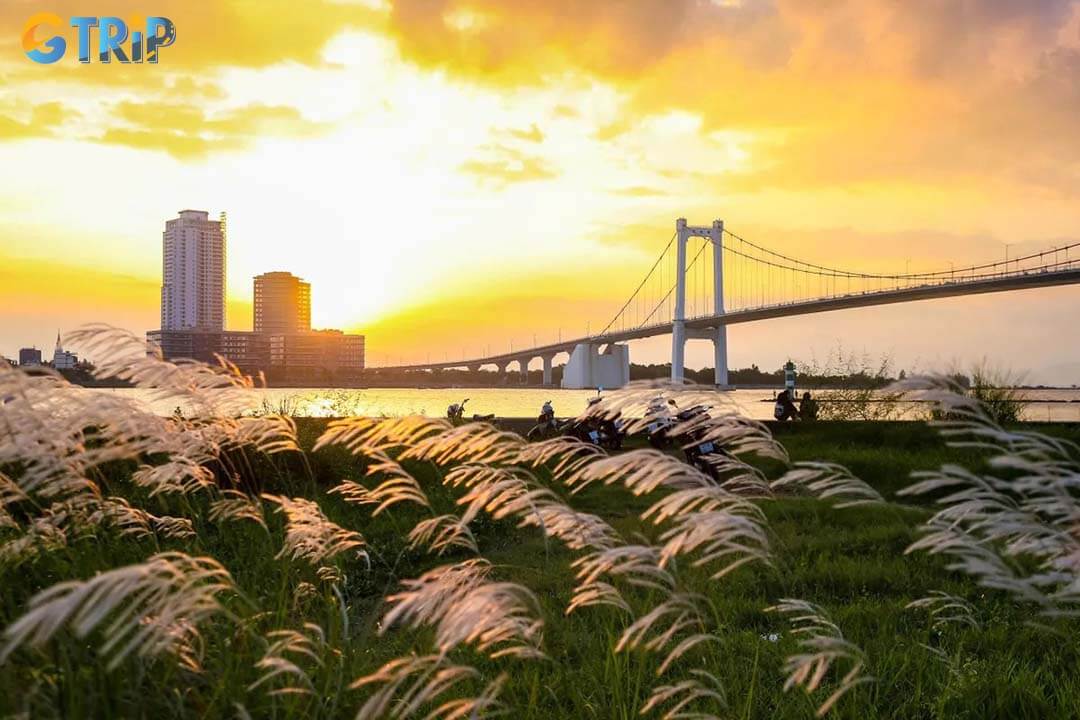 Thuan Phuoc Bridge is one of Da Nang’s best spots to watch both sunrise over Son Tra Peninsula and sunset behind the city skyline