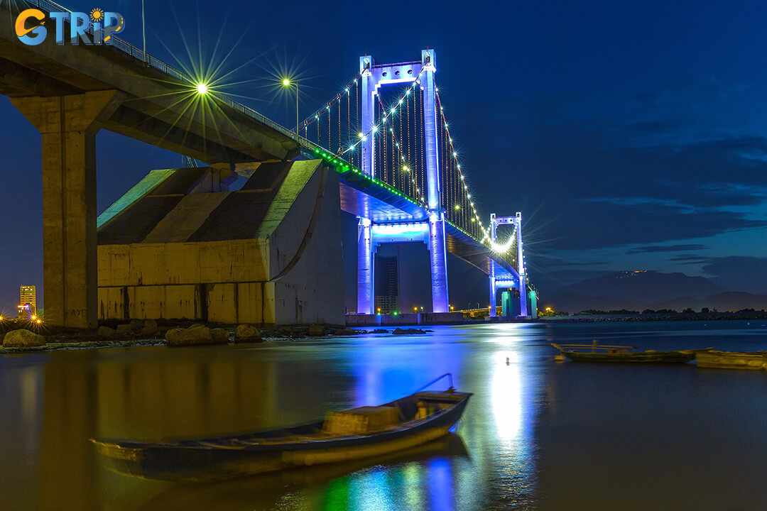 Thuan Phuoc Bridge is Vietnam’s longest suspension bridge, offering breathtaking panoramic views where the Han River meets the sea, especially stunning at sunset