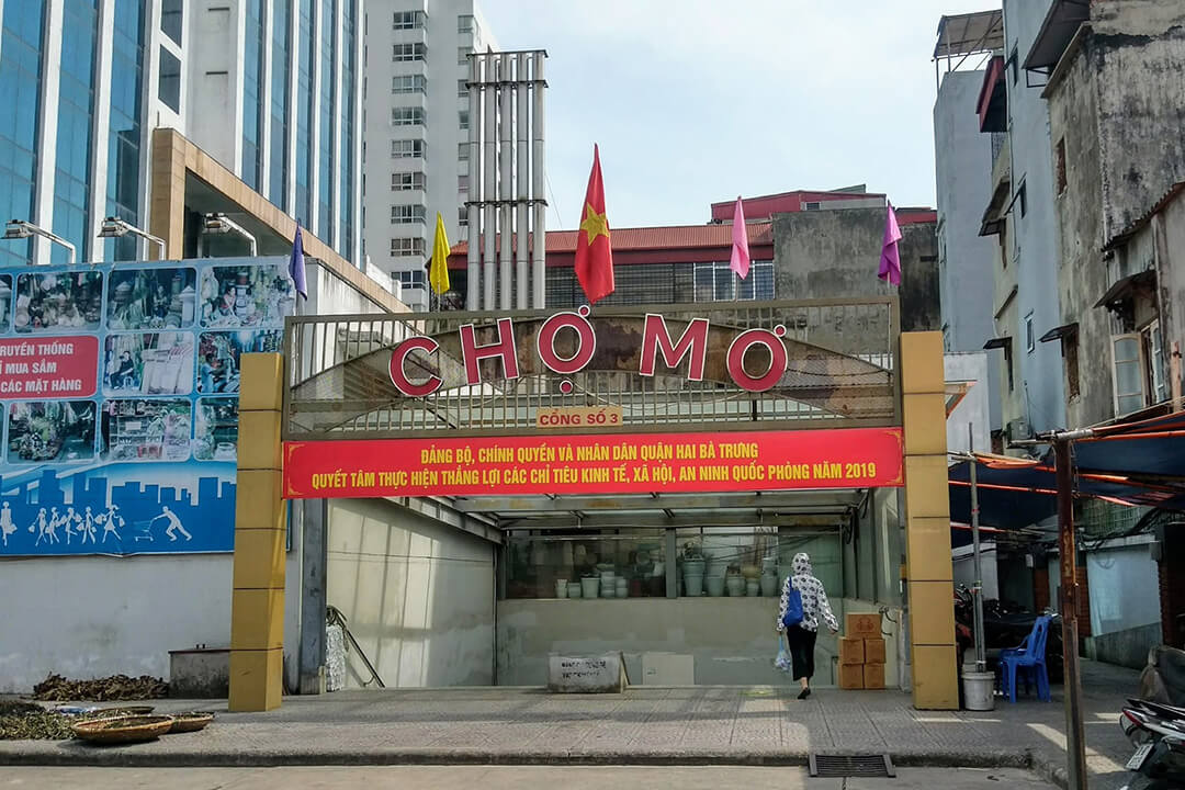 Mo Market: Location & Guide to Experiencing The Century-Old Market