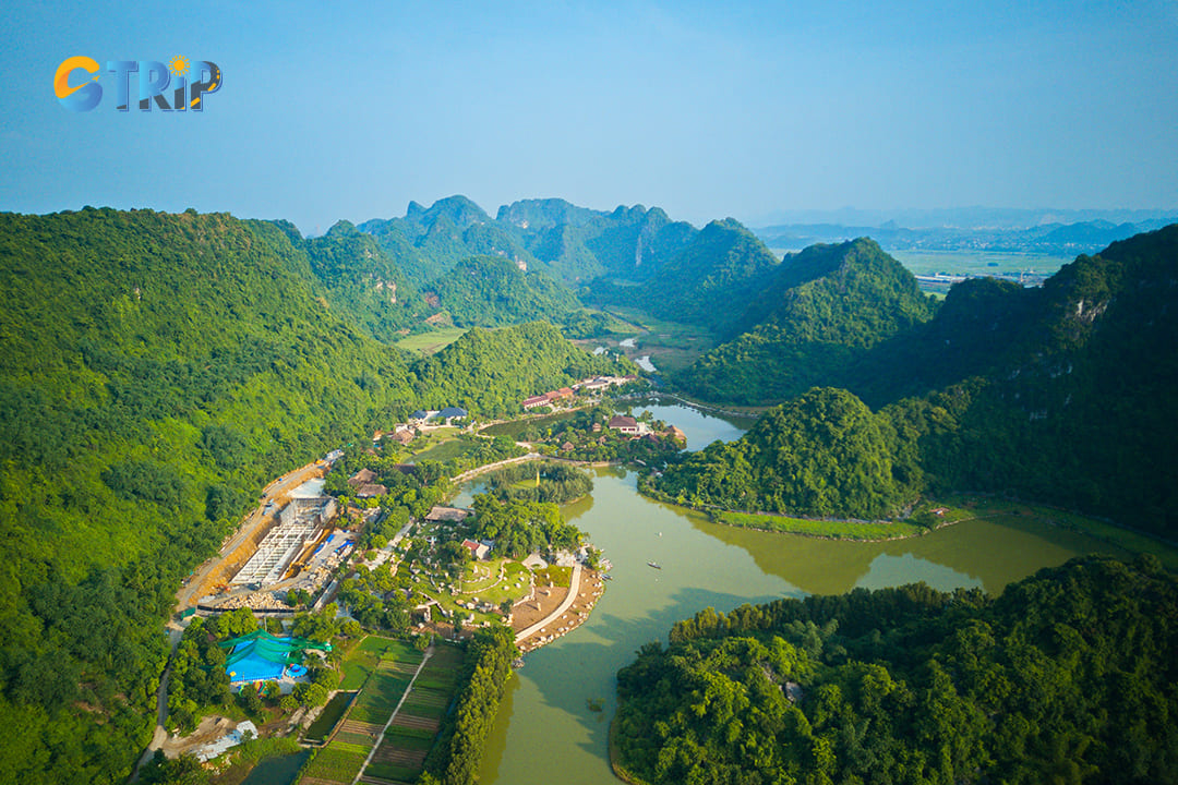 Panorama of Thung Nham from the air, taken from a drone, looking at the picture will help you see how big Thung Nham is inside, let's explore it in the sections below