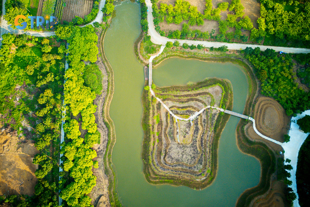 Panorama of Am Tien Cave when taken from above, it looks great, right?