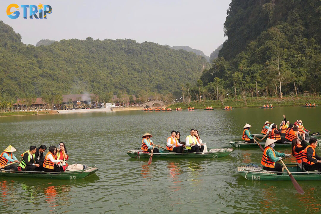 Thung Ui enchants visitors with emerald waters, winding canals, arched stone bridges, and charming riverside scenes that create a peaceful, picture-perfect boat journey