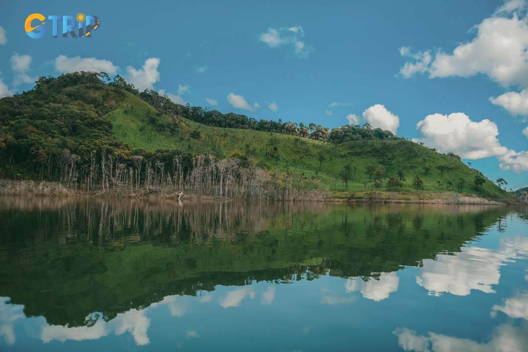 Thuong Kon Tum Lake is a photographer’s paradise, offering stunning sunrise and sunset views, misty mornings, and panoramic landscapes