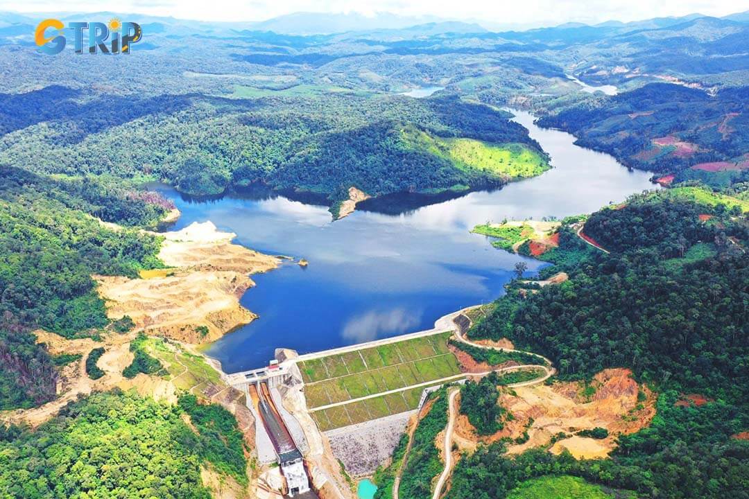 Thuong Kon Tum Lake submerged pine trees, and lush scenery, making it an emerging eco-tourism spot for boating, fishing, and cultural exploration
