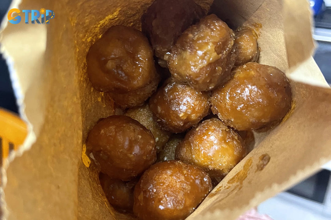 Ti Hon Fried Cake stands as a local treasure beloved by Hanoi residents seeking authentic street food away from tourist trails