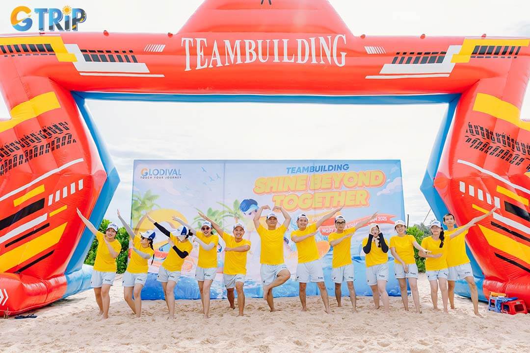 Tien Sa Beach is perfect for camping and team-building activities, offering space for tents, games, bonfires, and memorable moments