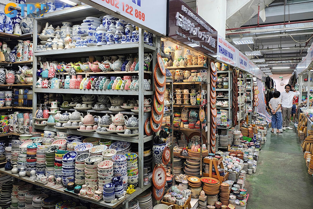 Tips for shopping at Hang Da Market: bargain politely, bring cash, check secondhand items carefully, and explore all levels for the best finds