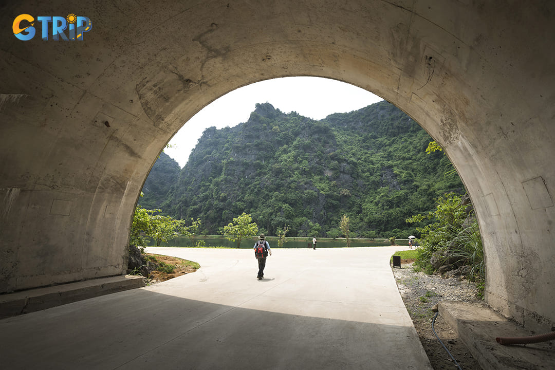 The entrance of Am Tien Cave