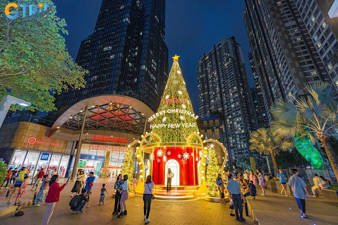 To enjoy Christmas in Ho Chi Minh City smoothly, plan for accommodation, traffic, crowds, and event schedules while respecting local customs and religious sites
