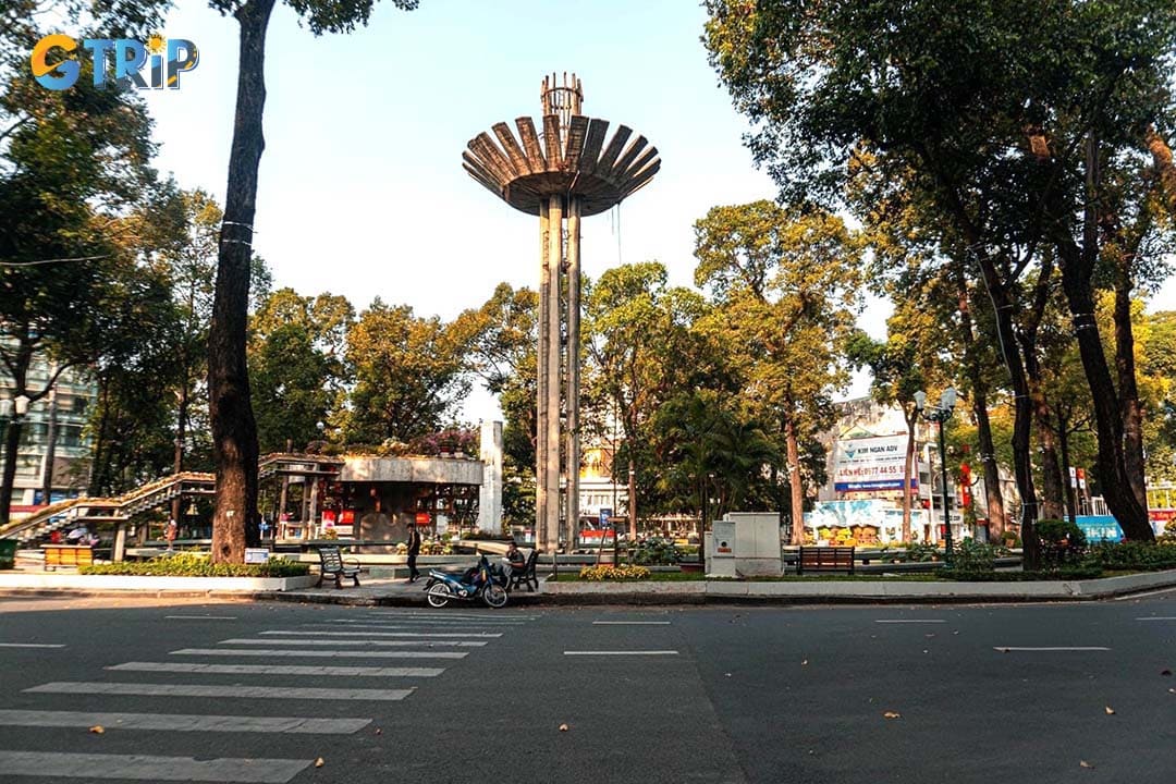 To experience the full, lively atmosphere with the best street food options around Turtle Lake Saigon, plan your visit for after 6:00 PM