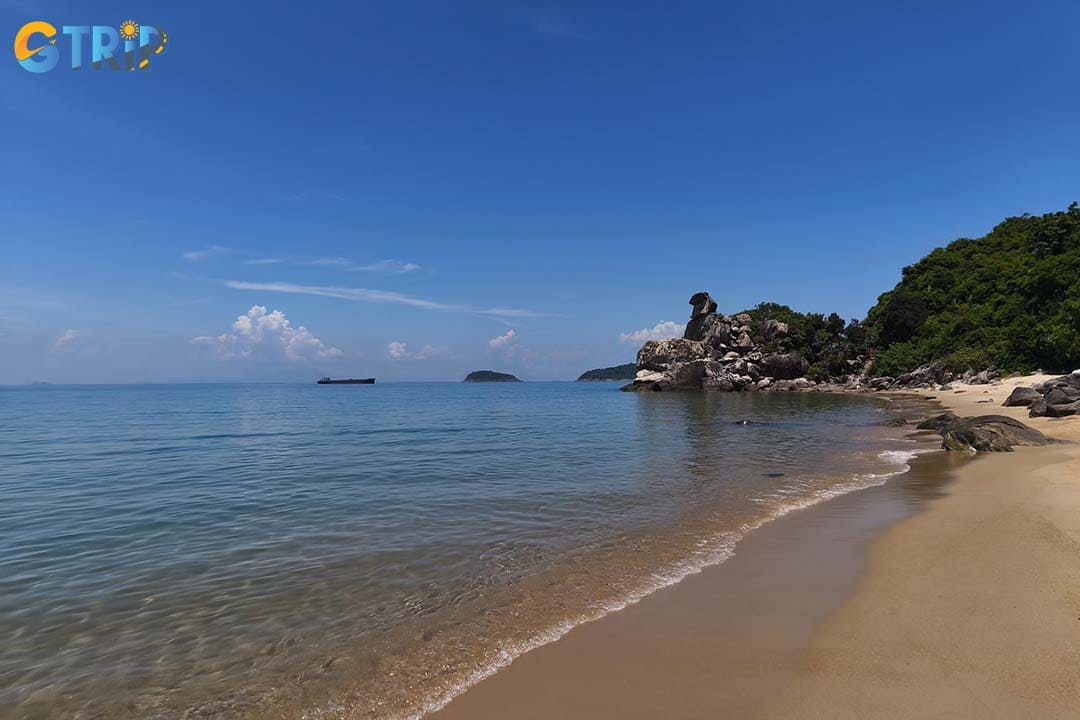 To get to Bai Chong Beach, you have to reach Cua Dai Port and take a boat to Bai Chong Beach on Cham Islands