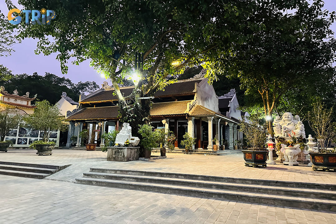 Landscape inside Non Nuoc Pagoda at dusk