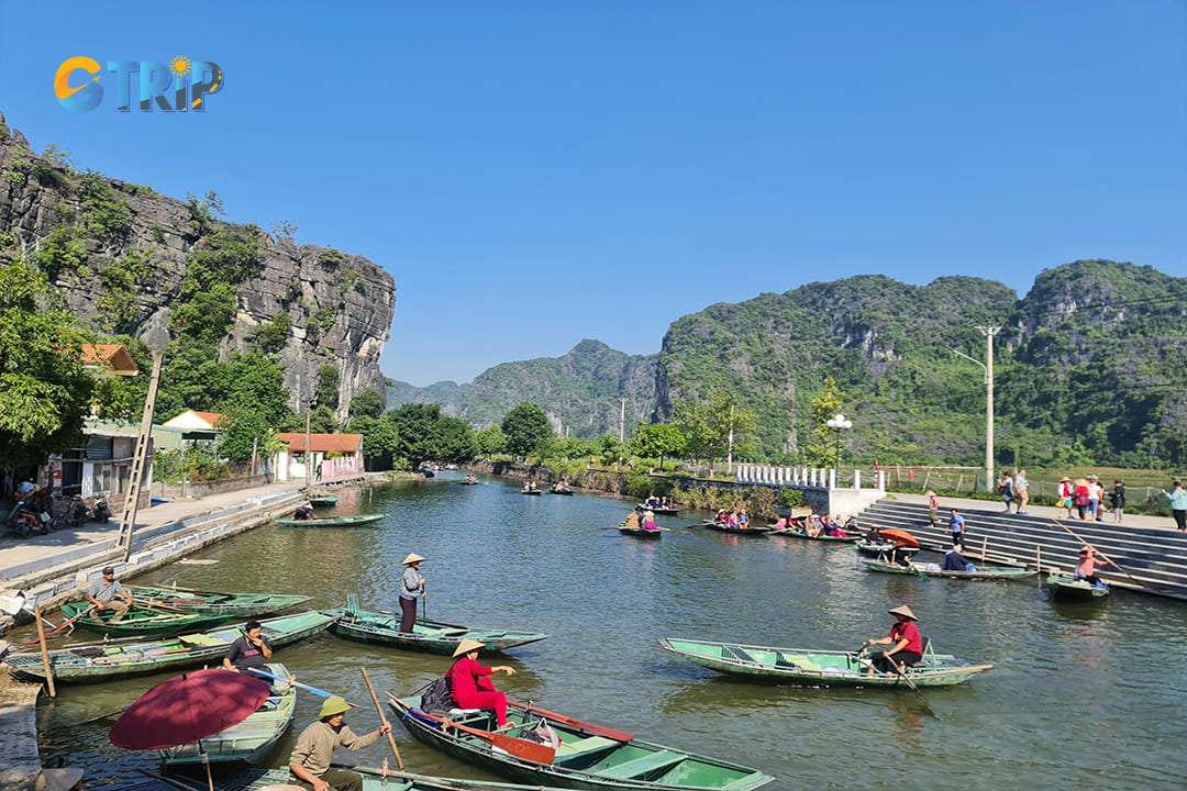 Dozens of tourists are excited to join boat tours when traveling to Thung Nang