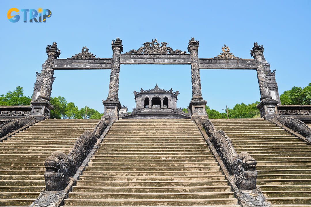 Tourists are greeted by the Dragon stairway, an impressive entrance featuring meticulously sculpted dragon motifs winding along the staircases
