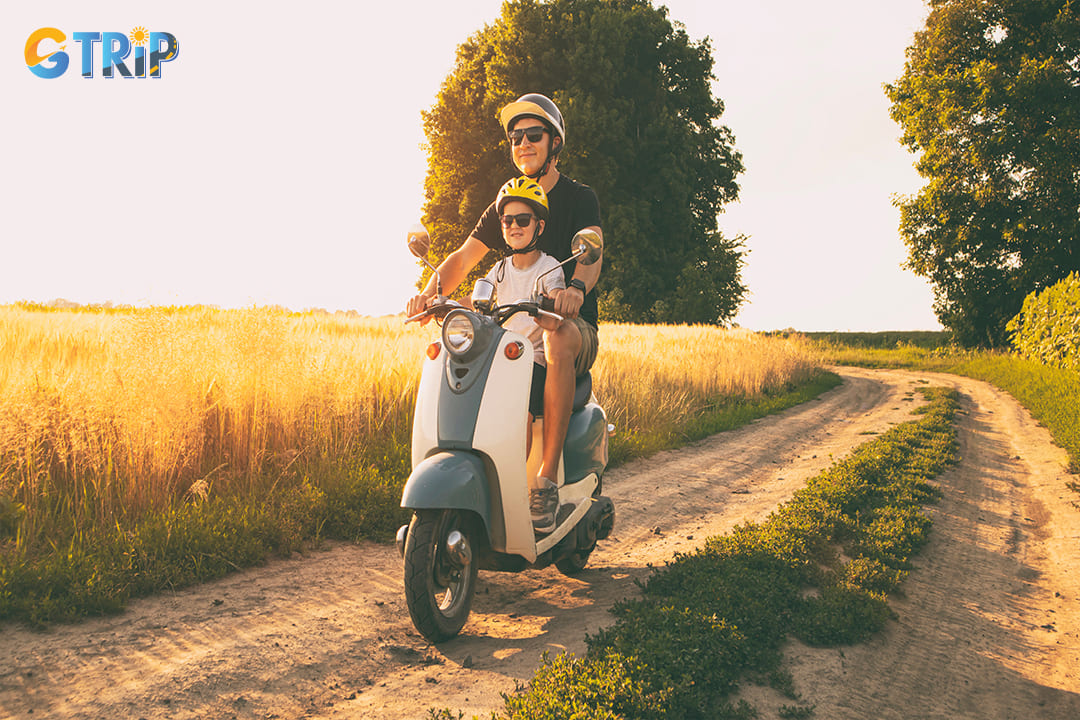 Tourists are riding around with Easyrider’s motorbikes