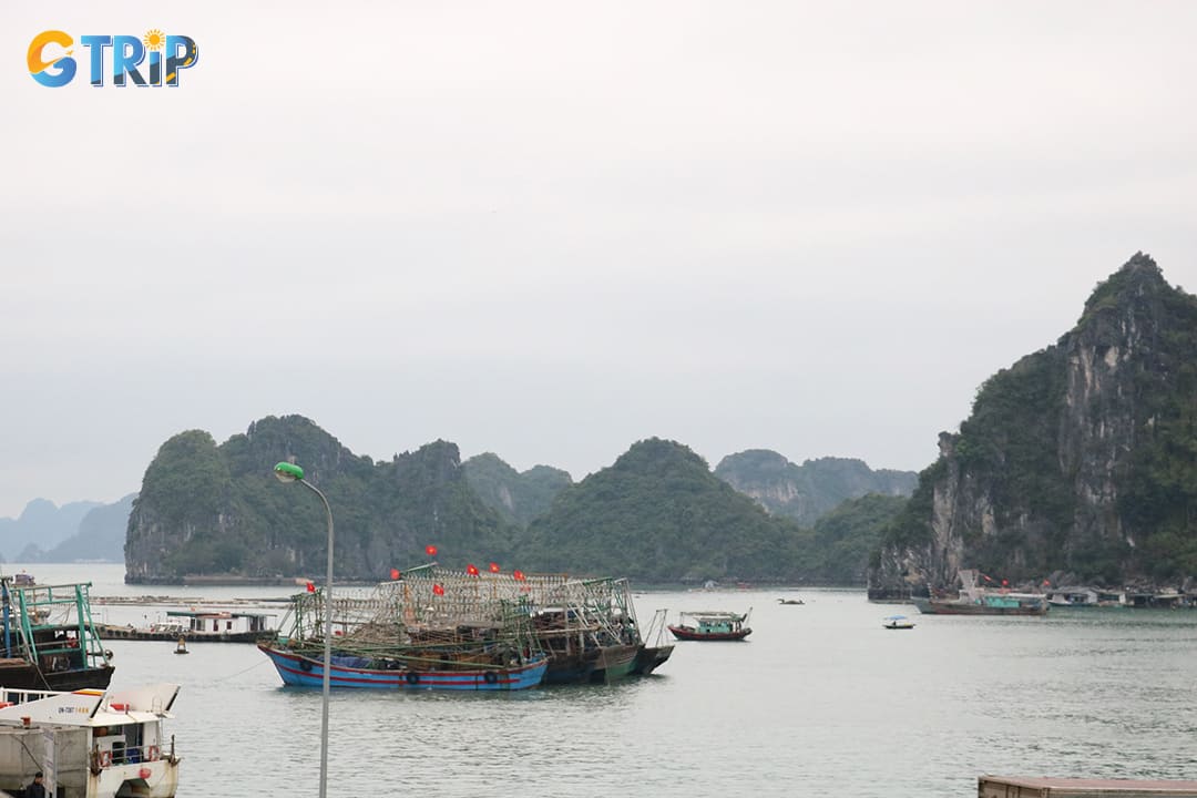 Tourists can get to Son Hao by boat