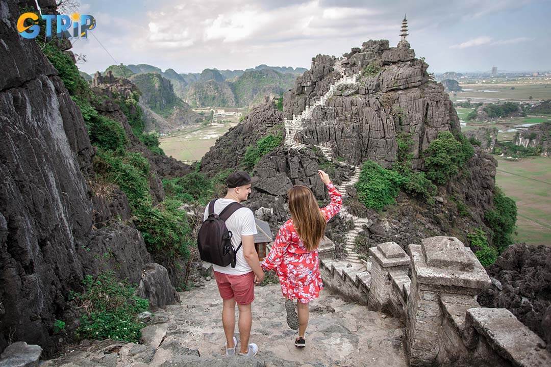 Tourists feel very excited to take pictures at the Mua Cave