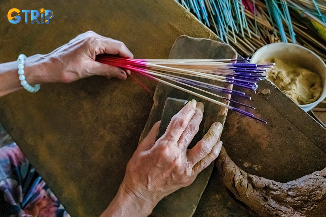 Tourists to Thuy Xuan Village can immerse themselves in this age-old craft by joining a Thuy Xuan Incense Making Workshop