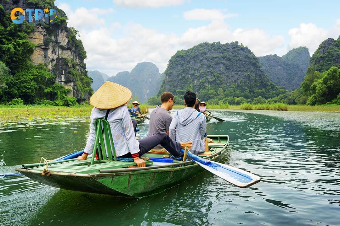 Tourists are sitting on a boat on the Ngo Dong River and the boatman is very skillful in rowing the boat with her feet. This is a very interesting activity and you must definitely try it when you come to Ninh Binh