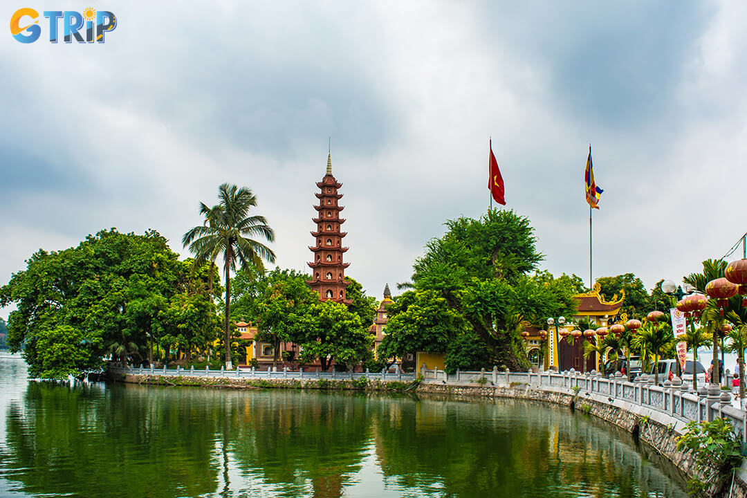 Tran Quoc Pagoda shines under clear skies and calm weather, offering a peaceful and photogenic glimpse into Vietnam’s oldest Buddhist temple