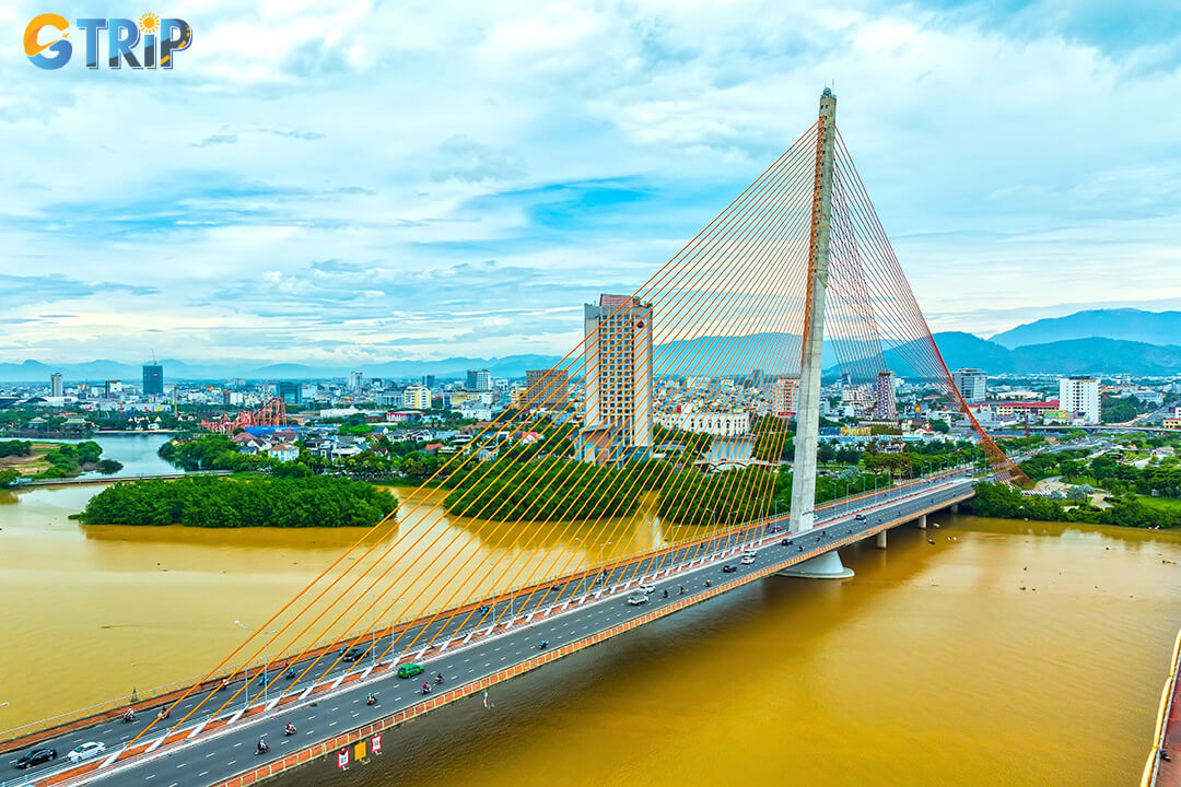 Tran Thi Ly Bridge is a striking cable-stayed bridge known for its 145-meter sail-shaped pylon and dazzling nighttime LED light display over the Han River