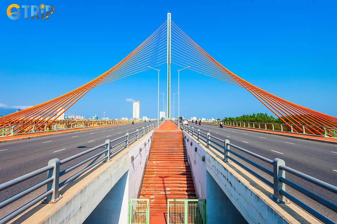 Tran Thi Ly Bridge stands out with its iconic sail-shaped pylon, elegant cable-stayed design, vibrant LED lighting at night, and panoramic views over the Han River