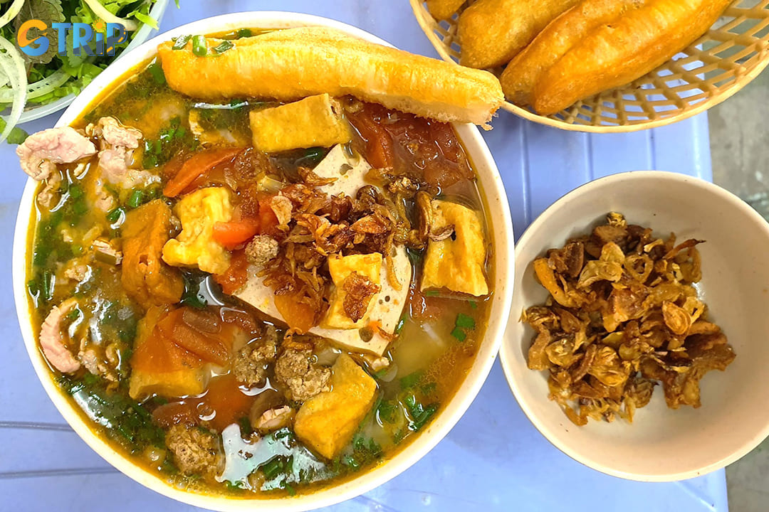 Trang's humble eatery on Nguyen Sieu Street has carved out a unique niche in Hanoi's bun rieu scene with its distinctively rich version featuring tender pork ribs and cartilage