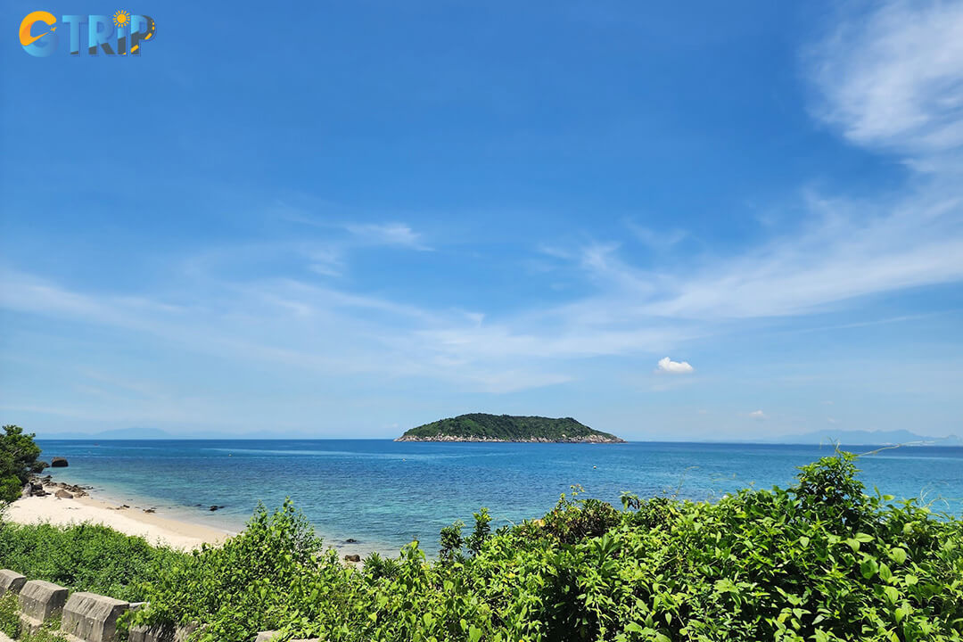 Travel from Cua Dai Port to Bai Ong Beach is quick and flexible, with speedboats for convenience or ferries for a budget-friendly option