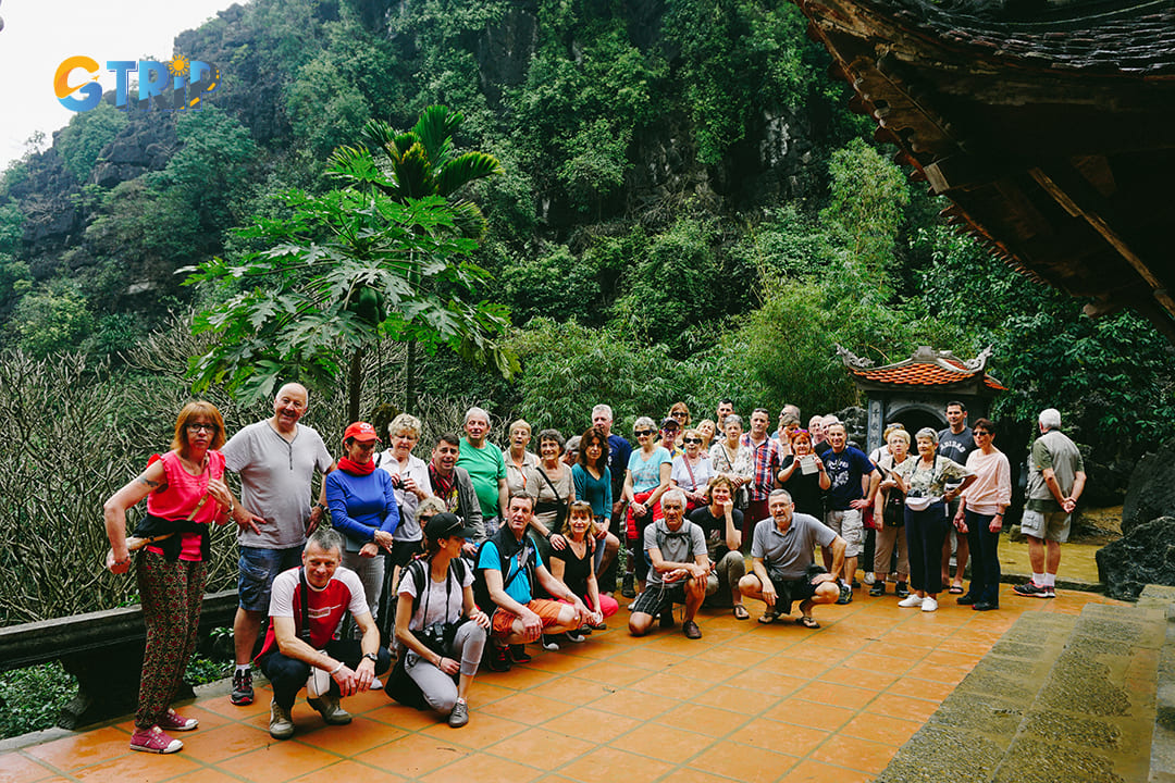 Follow cultural etiquette and tips to visit Bich Dong Pagoda