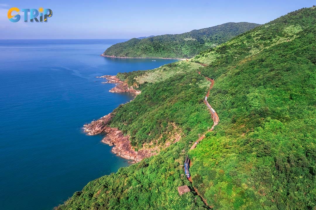 Travelers can explore Hai Van Pass via several options of transportation