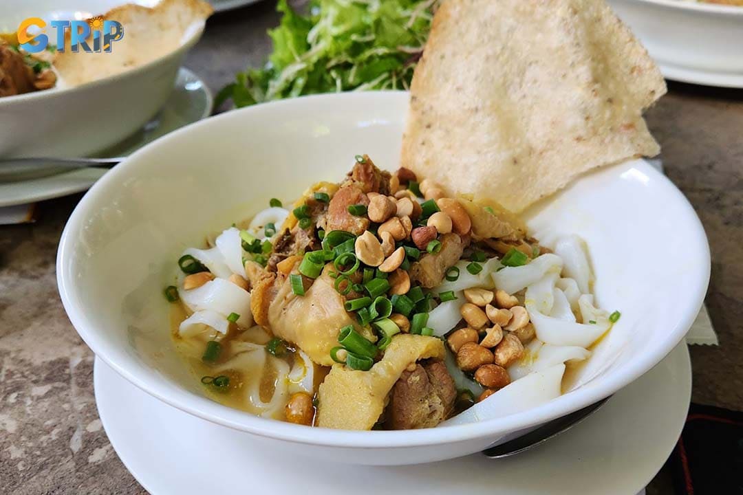 Truc Lam Vien offers a serene dining experience highlighted by its expertly crafted vegetarian mi quang alongside a diverse menu of local specialties