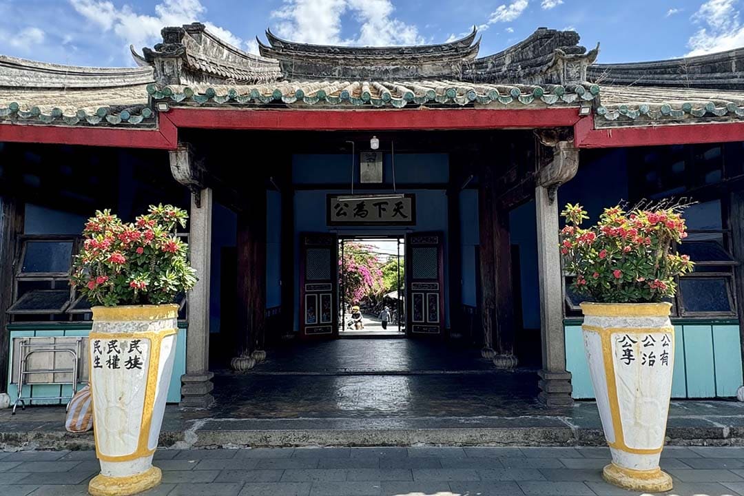 Trung Hoa Assembly Hall in Hoi An: Travel Guide & How to Get There