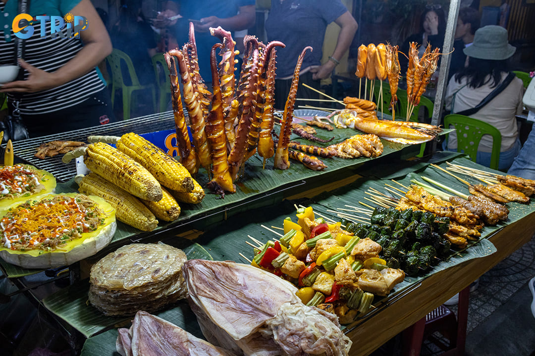 Trying local food at night is a must thing to do in Ninh Binh