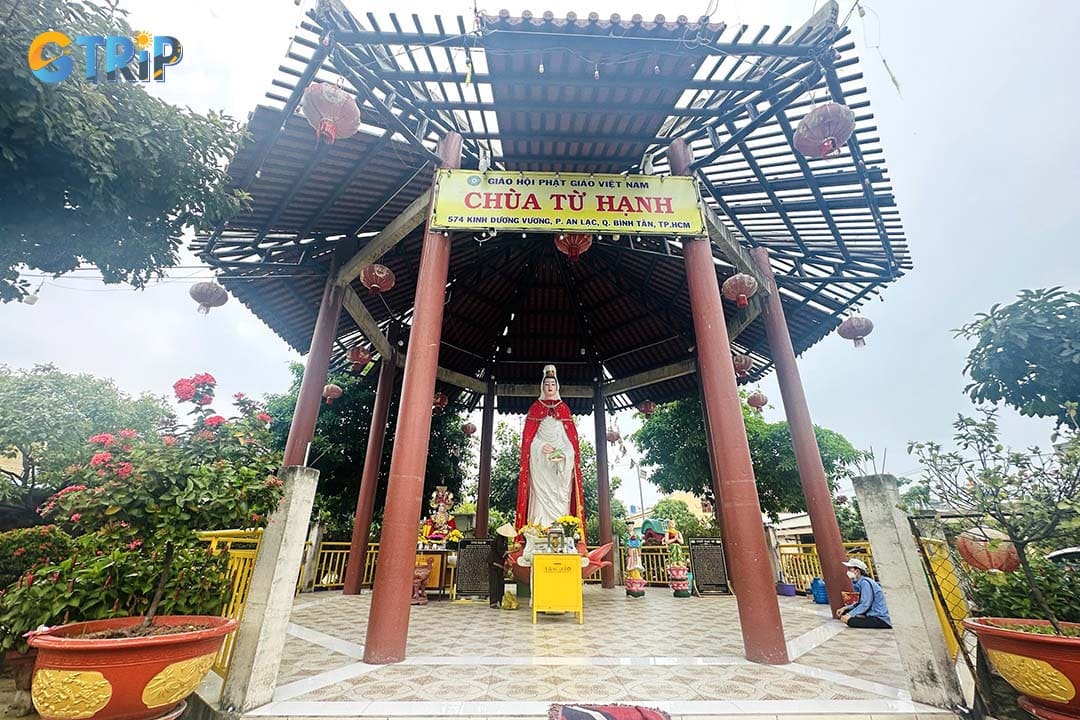 Tu Hanh Buddhist Temple is famous for its peaceful ambiance and the important role in community activities