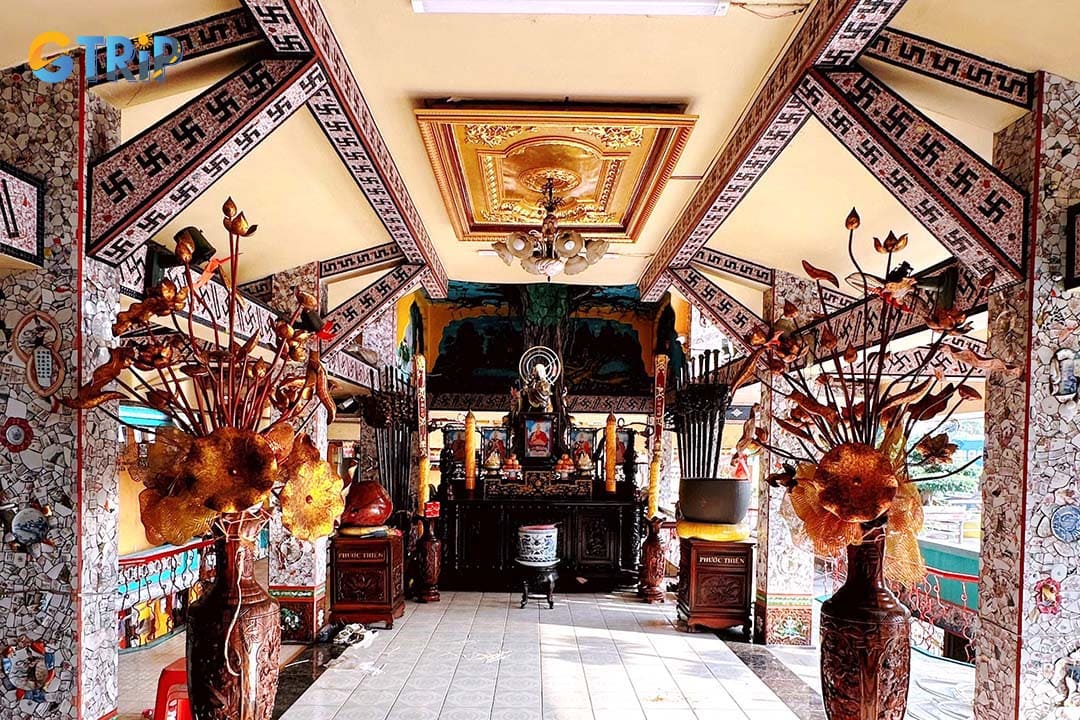 Tucked away in a peaceful alley of former District 8, An Phu Pagoda (Chua An Phu) is a small yet deeply atmospheric temple where intricate Buddhist statues
