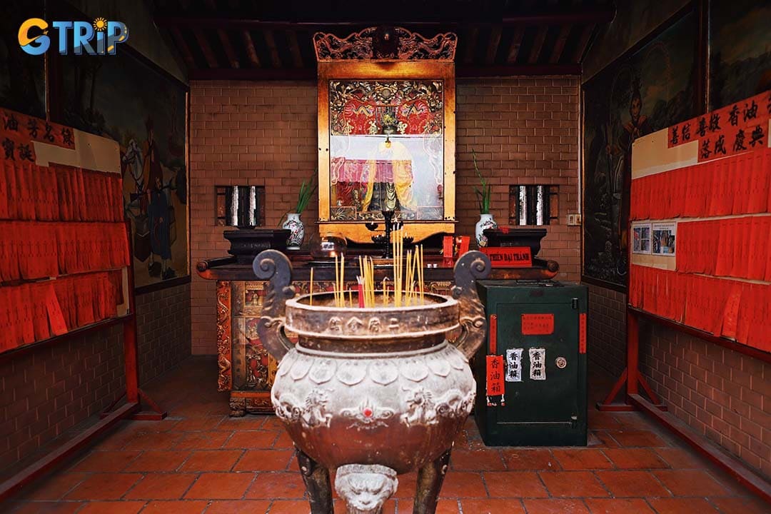 Tucked away in Cho Lon, Nhi Phu Temple (Ong Bon Pagoda) is a quietly atmospheric Fukien-style shrine dedicated to Ong Bon