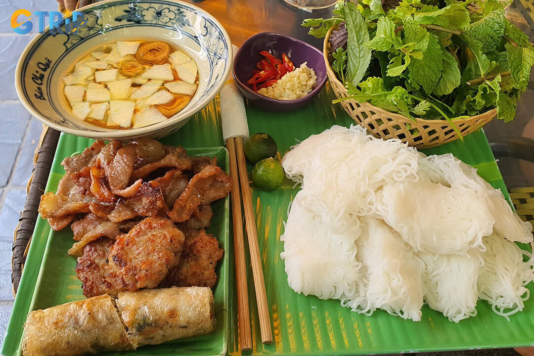 Tucked in a Ba Trieu alley, Bun Cha Que impresses with cinnamon-infused grilled pork, rich dipping sauce, and a rustic, authentic Hanoi vibe