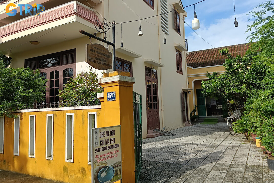 Tucked inside the small Ba Le Well alley off Tran Hung Dao Street, the Black Sesame Soup Demonstration offers a quiet, hidden corner of authentic Hoi An