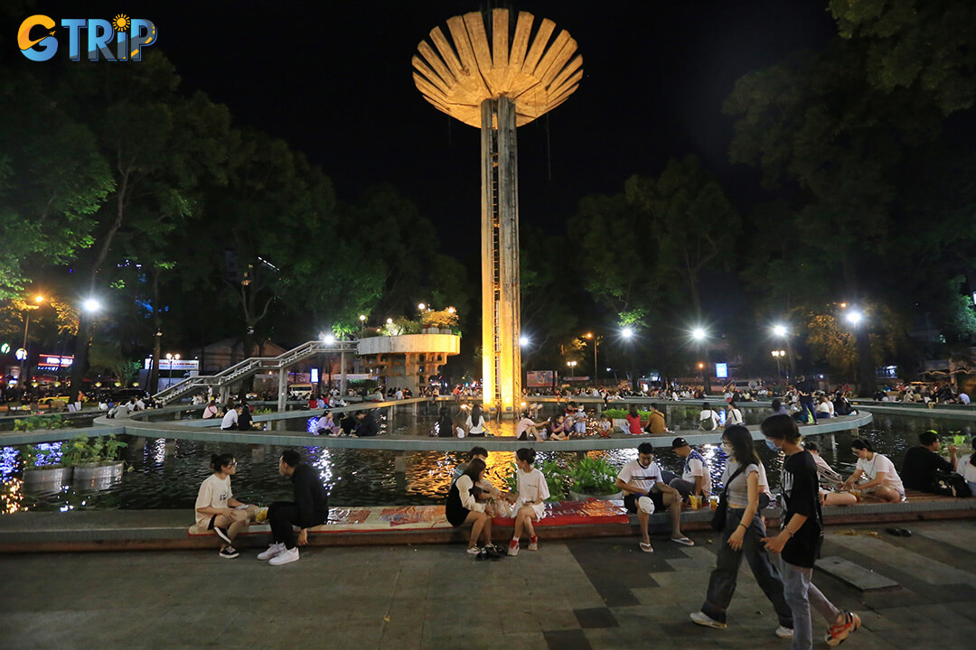 Turtle Lake offers a lively, youthful coffee scene where friends gather on the steps to enjoy drinks amid the energetic buzz of Saigon’s iconic roundabout