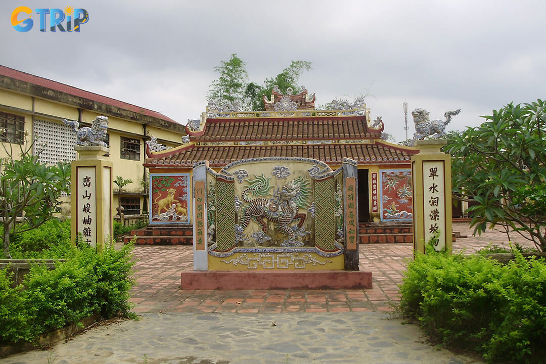 Tuy Loan Ancient Village retains its peaceful rural charm, showcasing traditional Vietnamese culture through its banyan trees, rice fields and historic communal spaces