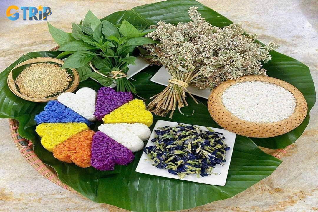 Typical vegetarian dishes during the Ha Nguyen Festival reflect tradition and blessings, including seal cake, five-colored sticky rice, and rice flour offering cake