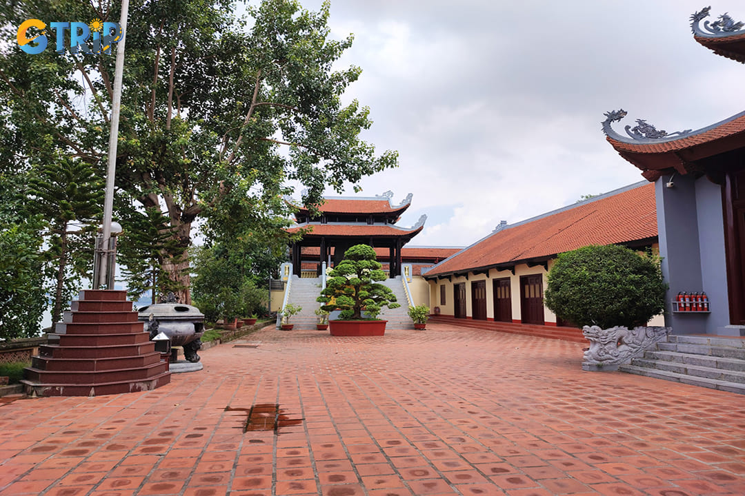 Upon passing through the imposing gate, you enter the spacious temple courtyard dominated by the elegant Phuong Dinh Pavilion