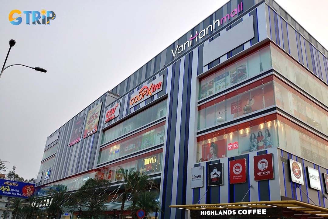Van Hanh Mall is a must place to go if you want to go shopping or simply a relaxing time