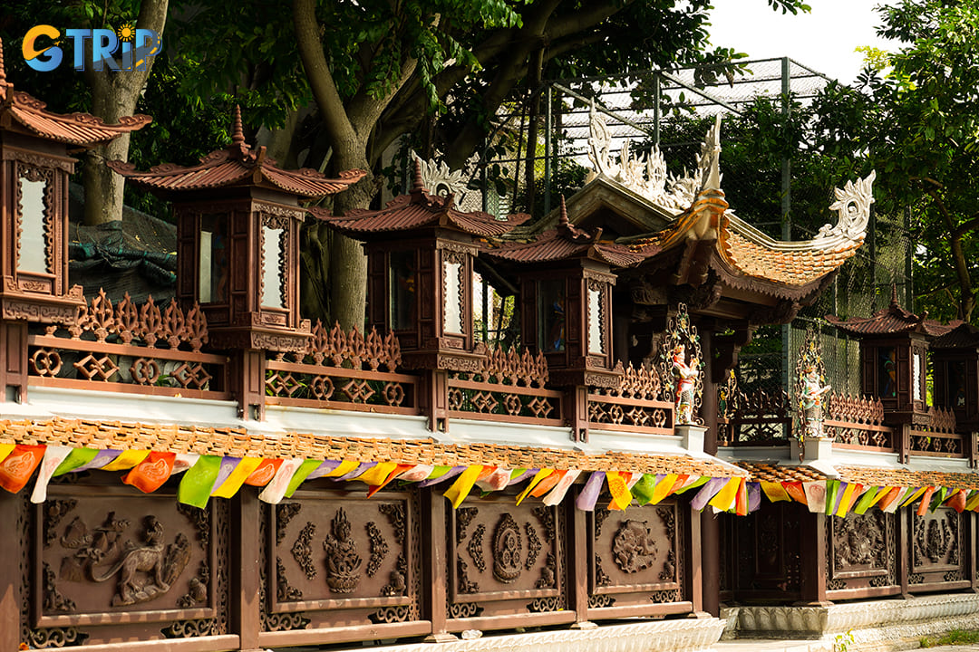 Van Nien Pagoda (Chua Van Nien) is a serene Buddhist temple dating back to the 13th century during the Ly Dynasty