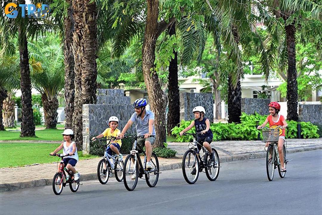 Van Phuc City offers wide, modern roads and scenic riverside paths, making it an ideal spot for relaxed and family-friendly cycling