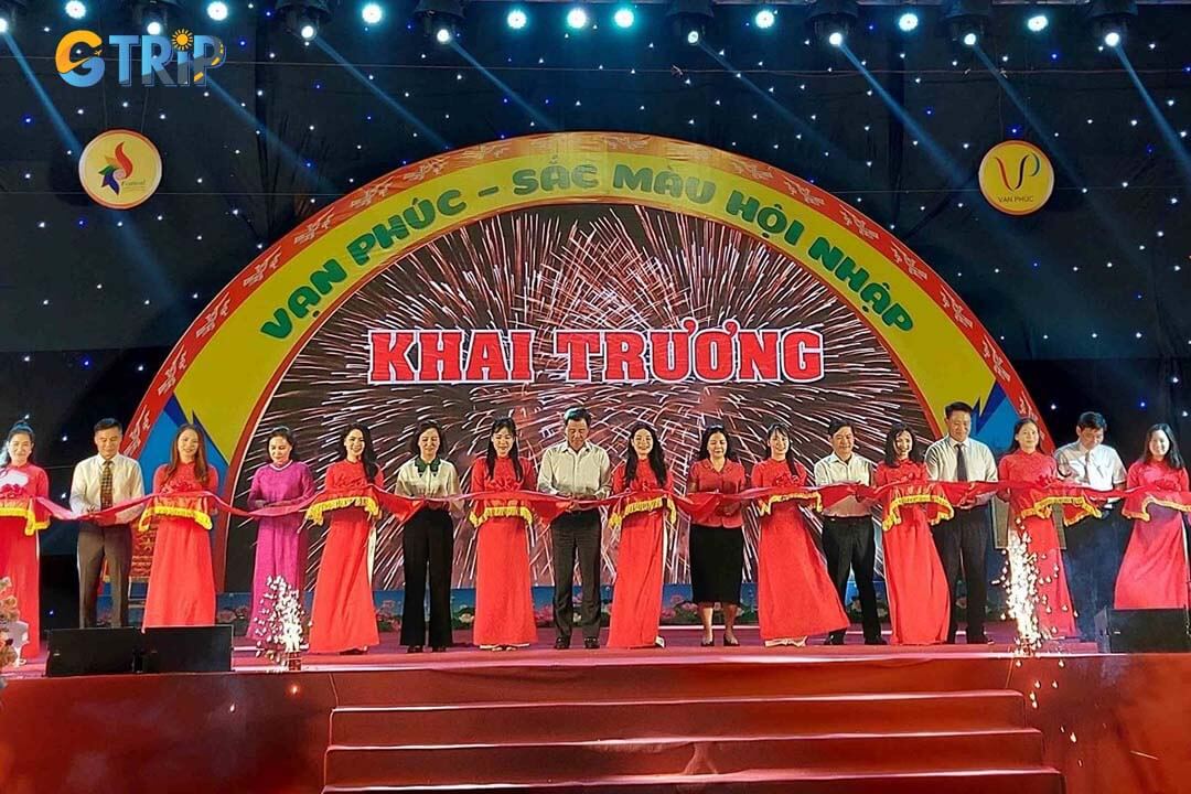 Van Phuc Cultural Week is the village’s biggest annual event, celebrating silk heritage with exhibitions, fashion shows, performances, and hands-on weaving activities