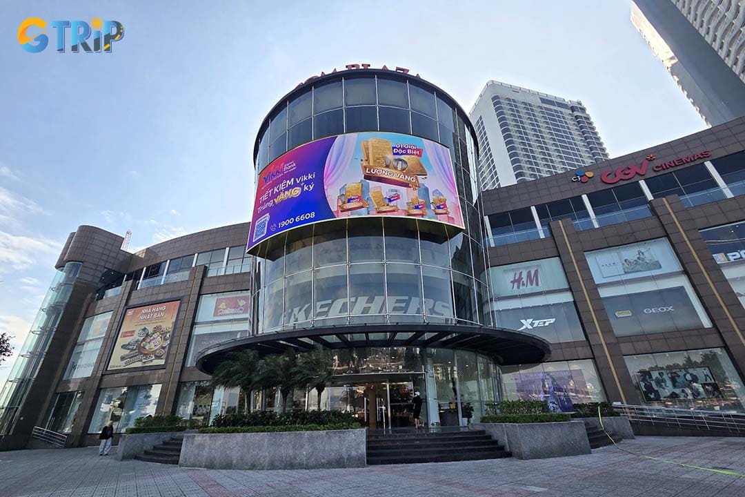 Vincom Plaza is Da Nang’s premier shopping and entertainment hub, offering a sleek, air-conditioned space filled with international and Vietnamese brands