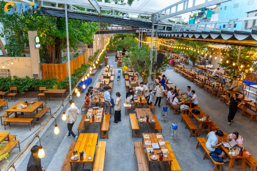 Vinh Khanh is also a go-to spot for communal hotpot and BBQ, where cooking, sharing, and laughter turn dinner into a true Saigon nightlife experience