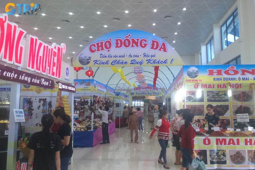 Visit Dong Da Market early, bring cash, wear comfortable shoes, follow busy stalls for food, and engage politely to enjoy an authentic local experience