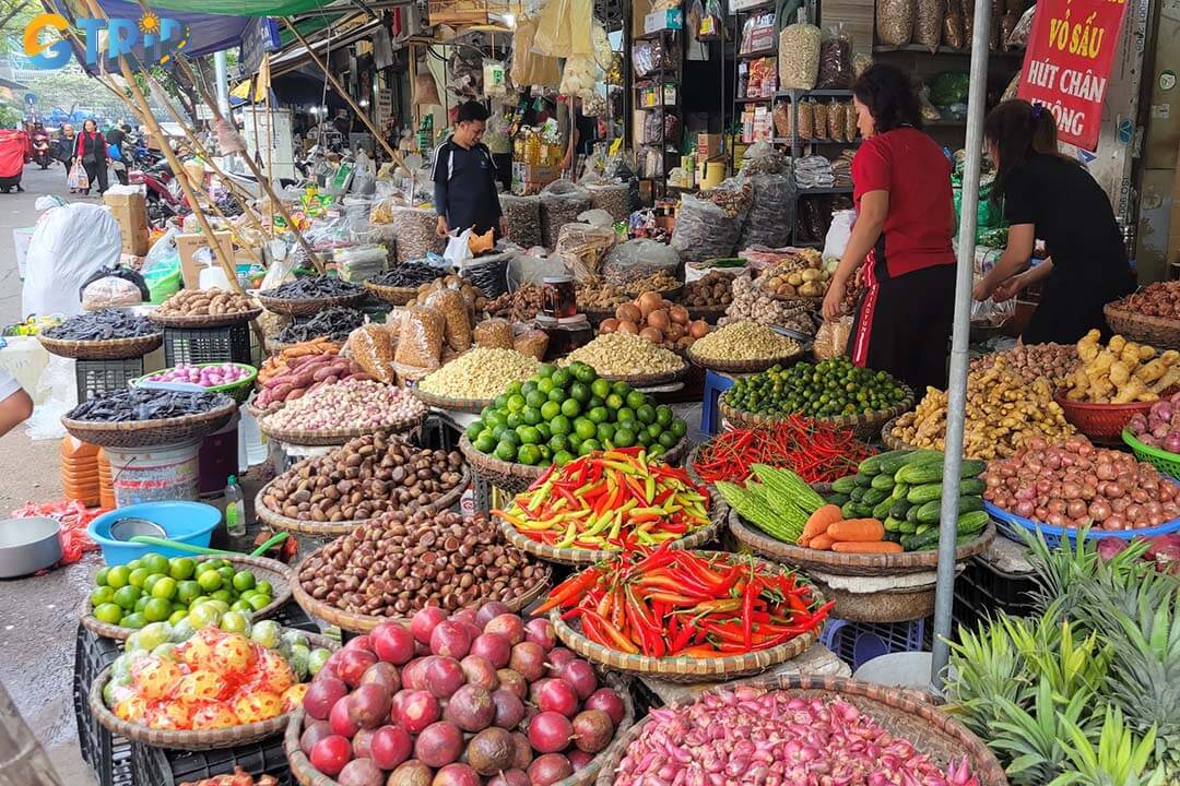 Visit early with cash, bargain politely, stay aware of your belongings, and end your trip with a relaxing sunset walk by the Han River